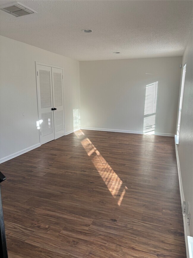 Foto del edificio - 4322 Woodmont Dr