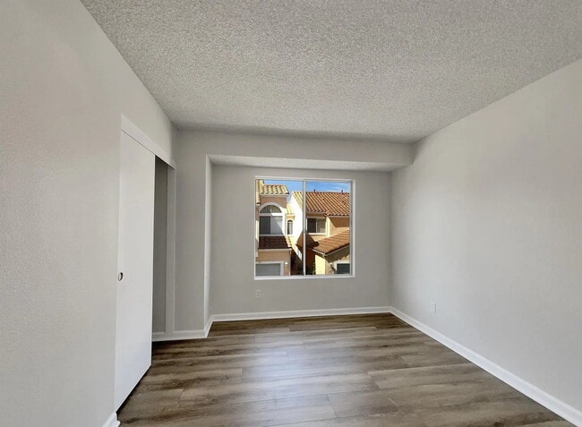 Foto del edificio - "Coastal Comfort: Spacious 2-Bed, 2-Bath Retreat in Oceanside!"