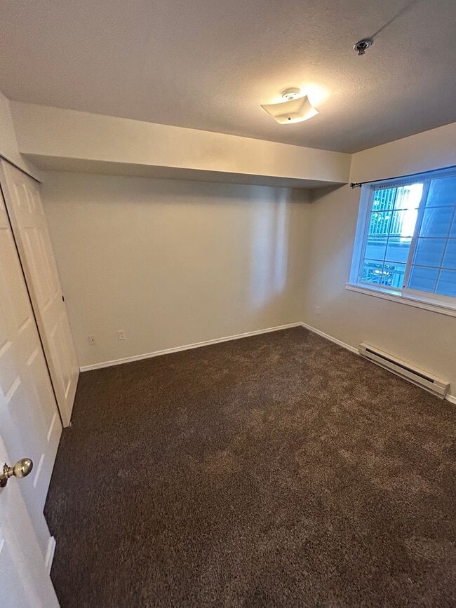 Building Photo - 2713 W Maplewood Condo
