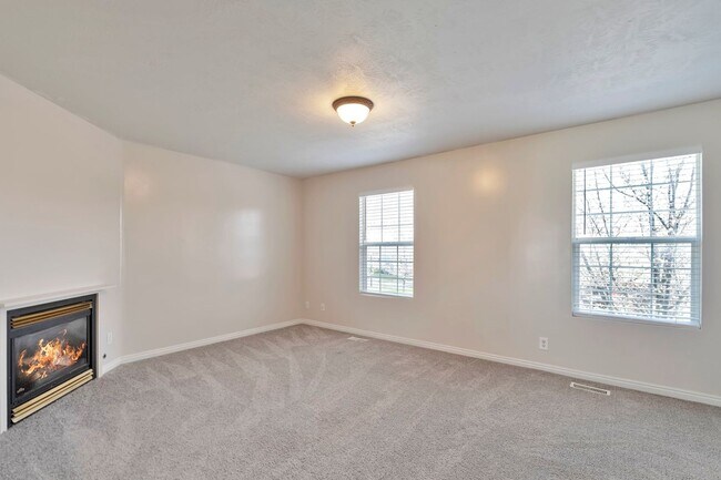 Building Photo - Stunning 3 Bed - 2 Bath Pet-Friendly Roy T...
