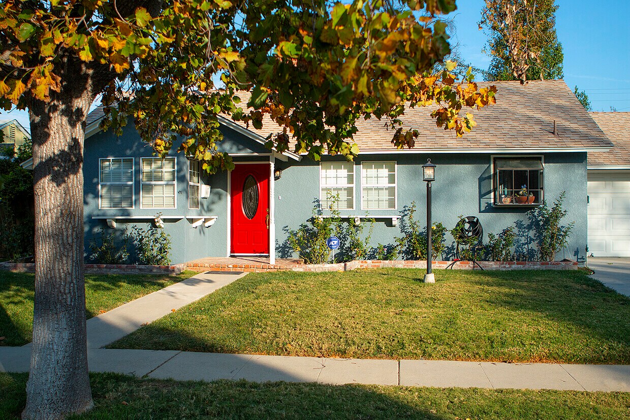 Foto principal - 7900 Shoshone Ave