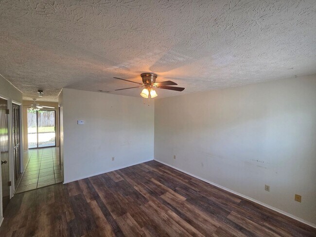 Foto del edificio - Conveniently Located Townhome w/Easy Acces...