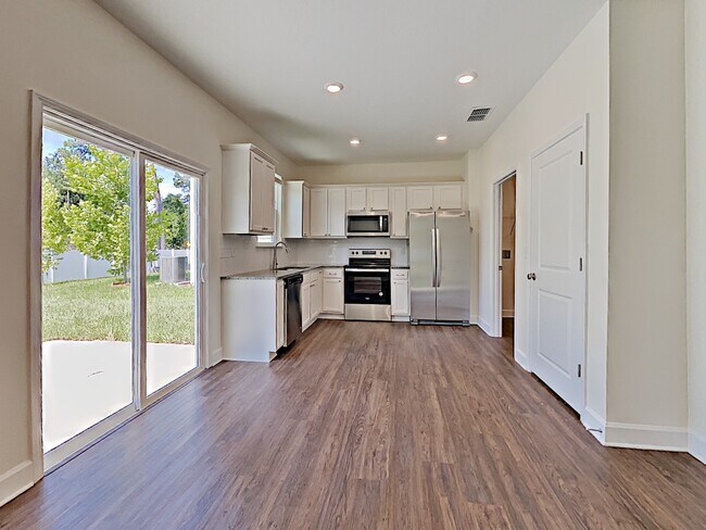Building Photo - 124 Thatchet Drive