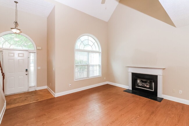 Building Photo - 4560 Ferncrest Pl