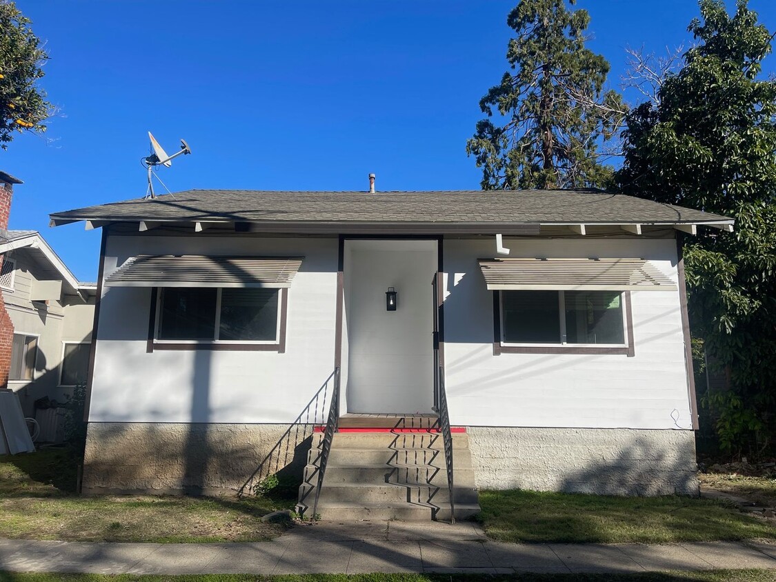 Foto principal - 3 Bedroom House in Downtown Oroville