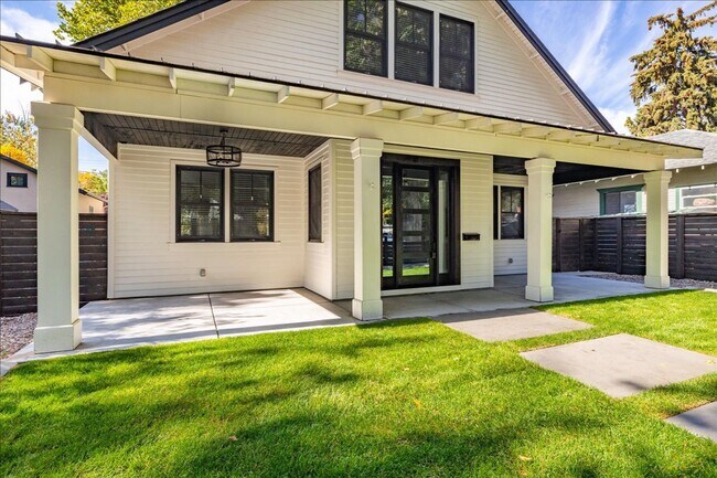 Building Photo - MODERN MEETS HISTORIC: YOUR HYDE PARK HAVE...