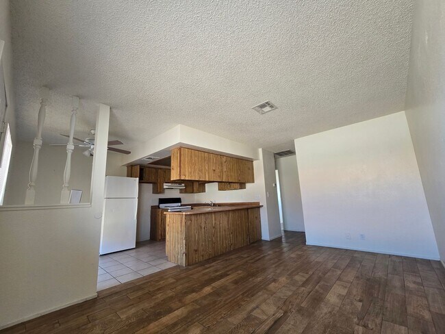 Foto del edificio - A nice & cozy 1-bedroom, 1-bathroom upstairs condo