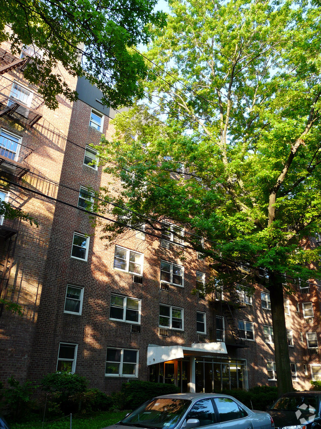 Building Photo - 1560 Pelham Pky