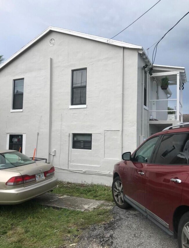 Building Photo - 711 Palm Beach Lakes Blvd
