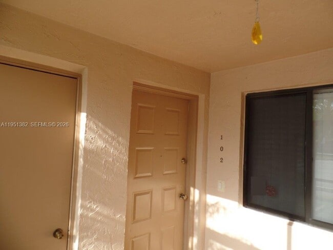 Foto del edificio - 280 Racquet Club Rd