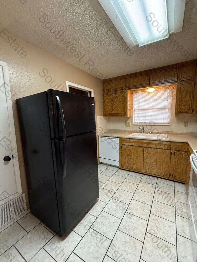 Building Photo - Spacious 3 bedrooms 2 bath family home