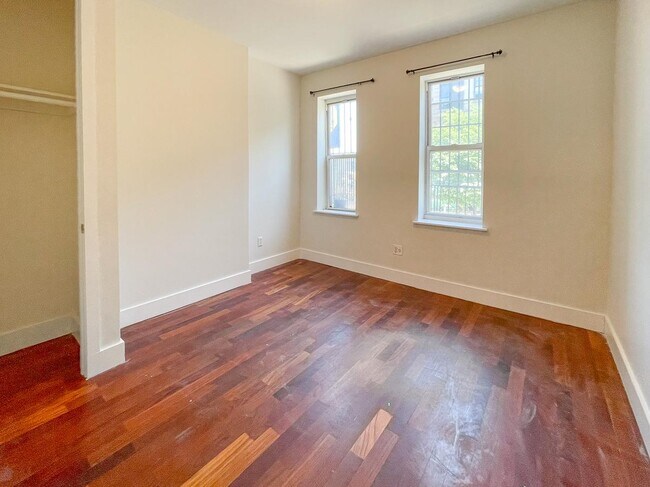 Building Photo - 1327 Halsey St