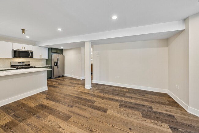 Foto del edificio - Garden unit: Renovated 3 bed in Logan Square - Now Leasing!