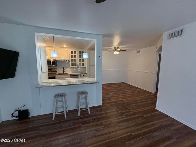 Building Photo - 2100 W Beach Dr