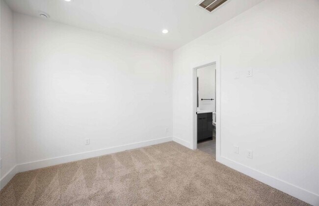 Foto del edificio - 3403 Yellowstone Blvd