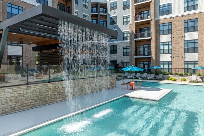 Pool - Neo Vantage Point