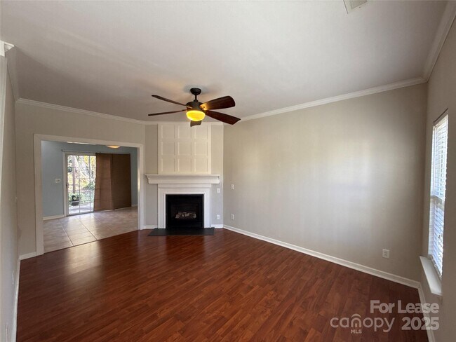 Building Photo - 10016 Highlands Crossing Dr