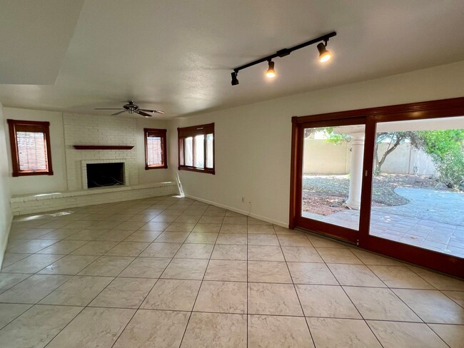 Foto del edificio - Stunning Cul-de-Sac Home with Remodeled In...