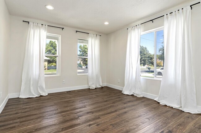 Building Photo - 414 E 8800 S
