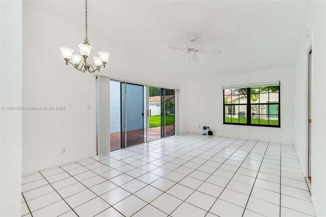 Building Photo - 5442 Lakewood Cir S