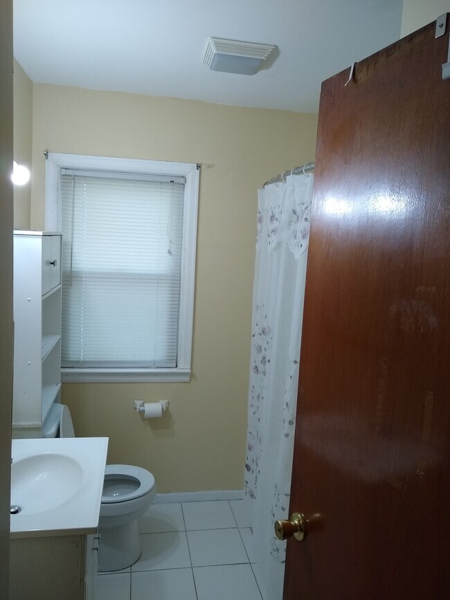 Bath Room 1 - 25 St George Pl