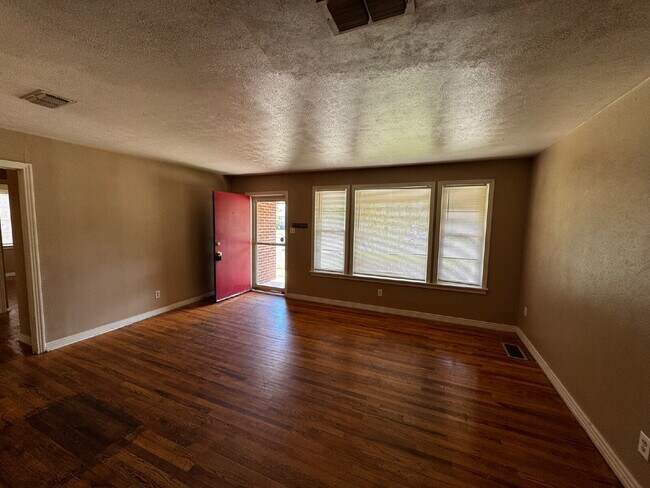 Foto del edificio - Spacious Home With Sun-room Located Within...