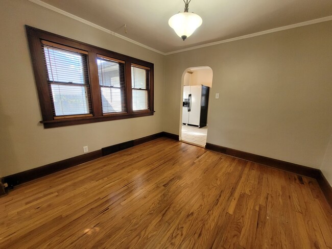 Foto del edificio - Two bedroom home, beautiful hardwood floors!