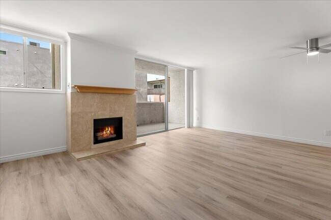 Foto del edificio - Bright Upper Level Encino Condo with Balcony, Fireplace, and Resort-Style Pool