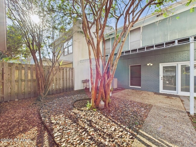 Building Photo - 19 Courtyard Cir