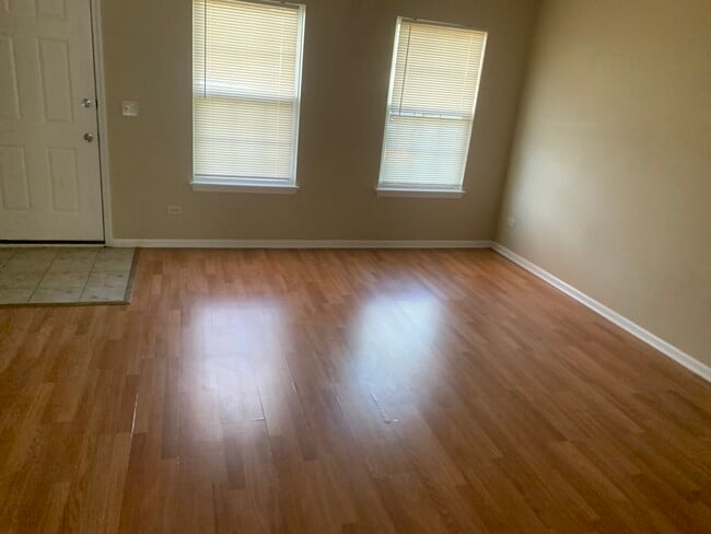 Foto del edificio - 1219 N Village Dr