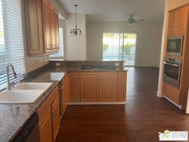 Building Photo - 40 Calais Cir