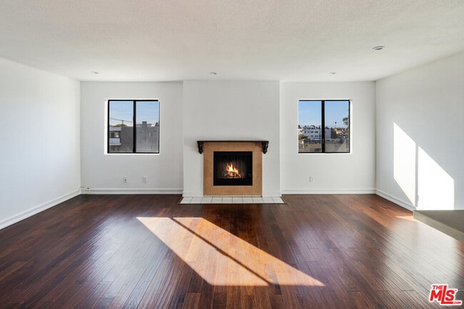 Building Photo - 1216 S Saltair Ave
