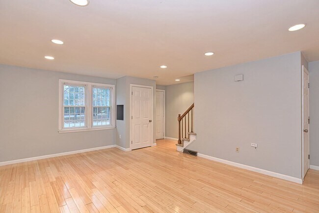Building Photo - 17 Colonial Dr