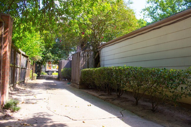 Foto del edificio - 5916 Winsome Ln