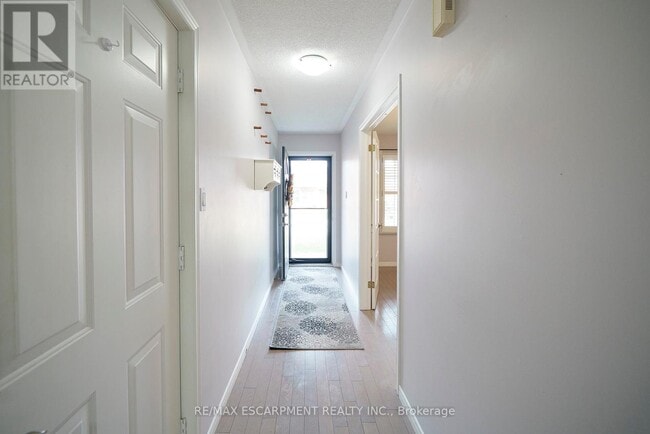Building Photo - 144-144 Wood St