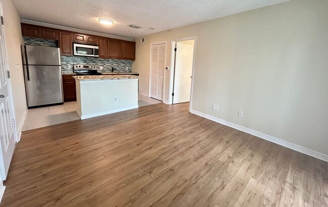 Building Photo - 1 Bed/1 Bath Apartment in Community with G...