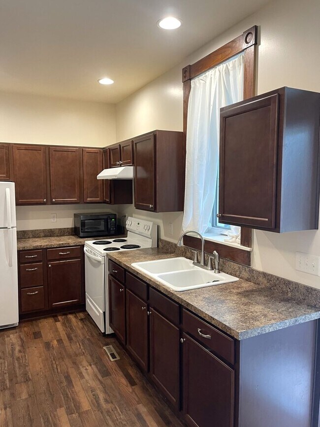 Foto del edificio - 2-story duplex | 4 bedrooms and 2 full bathrooms