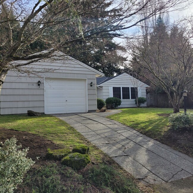 Building Photo - 3 Bedroom Rambler in Bellevue