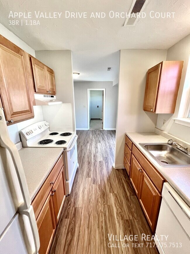 Building Photo - Move-in Ready! Large 3-bed End-unit townho...