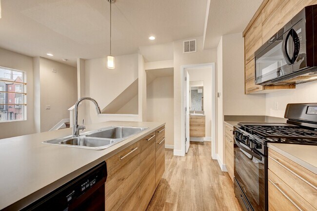 Foto del edificio - $2,795 - 3 bed, 3.5 bath located in Lakewood with AC, and In Unit Laundry!