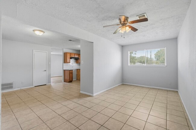 Building Photo - 303 Brown Dr