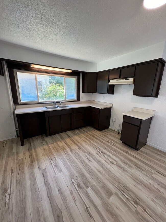 Building Photo - 3 Bed/1Bath House for Rent!