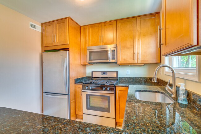 Fully updated kitchen w/ dishwasher - 1304 N Meade St