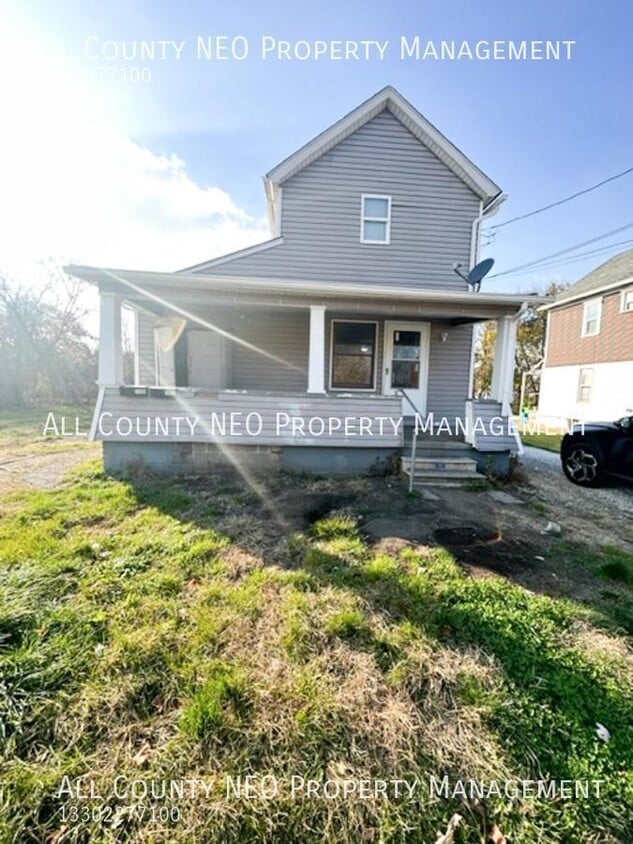 Primary Photo - Spacious 3 Bedrom, 1 Bathroom unit in Barb...