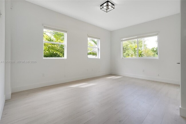 Foto del edificio - 628 Santander Ave