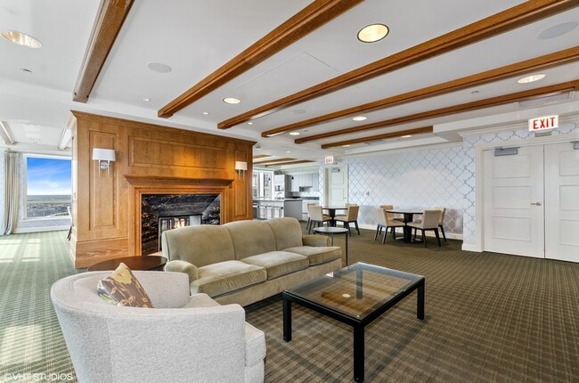 Building Photo - 10 E Delaware Pl