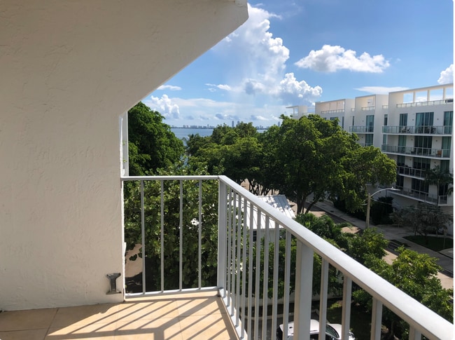 Foto del edificio - 700 NE 63rd St
