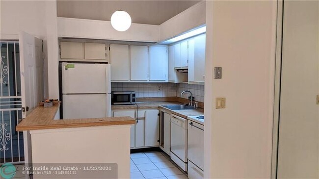 Building Photo - 933 NE 199th St