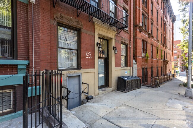 Entrance - 233 E 89th St