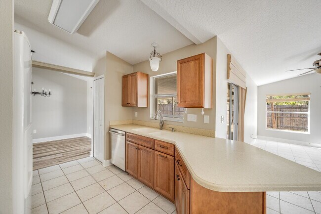 Building Photo - Desirable Parkway Meadows!